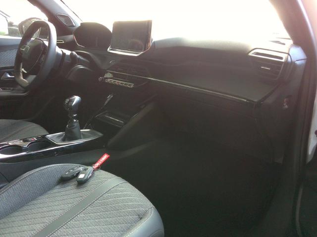 Peugeot 2008 Allure 1.2L (1199cc) Gasoline 100hp S&S, 6-speed manual 