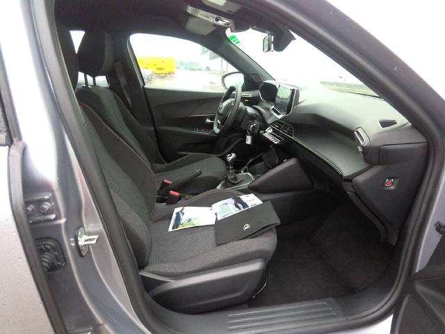 Peugeot 2008 Style 1.2L (1199cc) gasoline 100 hp S&S, 6-speed manual 