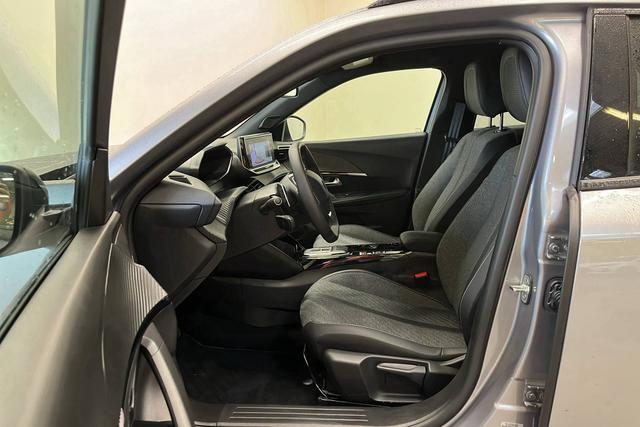 Peugeot 2008 Allure Hybrid 145 e-DCS6 (1.2L, 3-cylinder) 