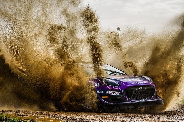 Der neue Ford Puma Hybrid Rally belegt bei der WM-Rallye auf Sardinien den zweiten Rang