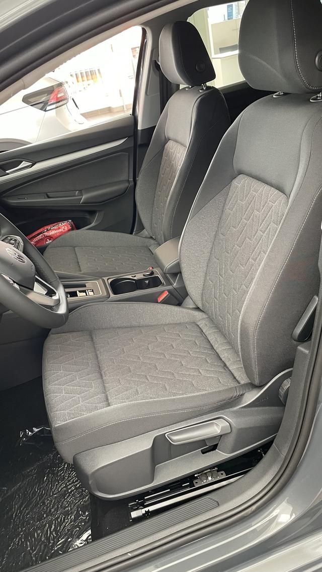 Volkswagen Golf VIII Life 1.5 eTSI DSG Keyless+Kamera+Winterpaket! 