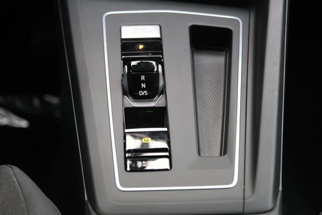 VW Golf eTSI Schwarz 