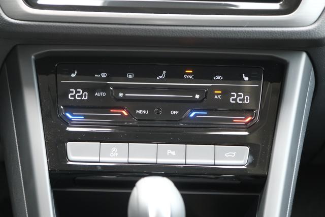 VW Touran Atlantik Blau 