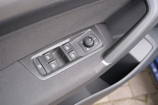 VW Touran Atlantik Blau 