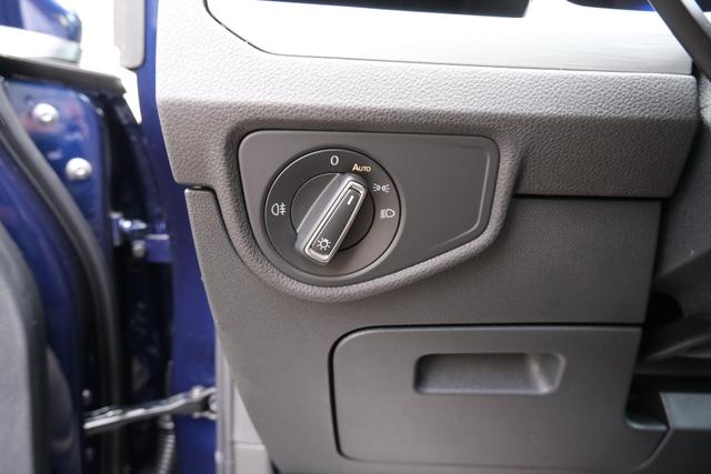 VW Touran Atlantik Blau 