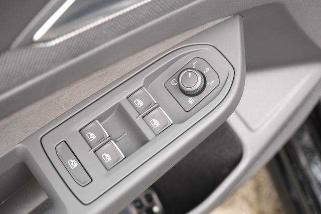 Volkswagen Golf 1.5 TSI R-Line AHK LED+ Side-Assist 360° Travel-Assist ACC Keyless 
