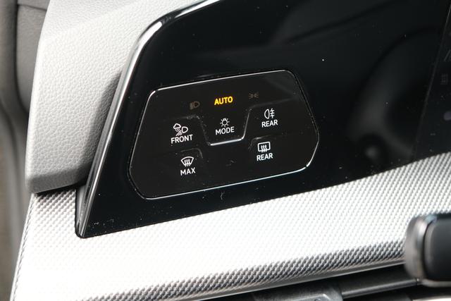 Volkswagen Golf 1.5 TSI R-Line AHK LED+ Side-Assist 360° Travel-Assist ACC Keyless 