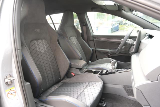 VW Golf 8 R-Line Mondstein Grau 