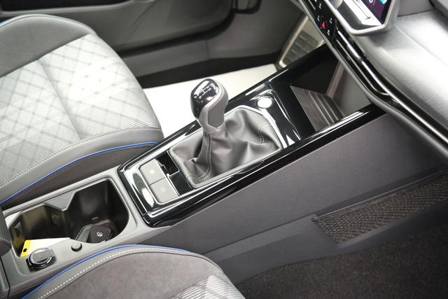 VW Golf 8 R-Line Mondstein Grau 