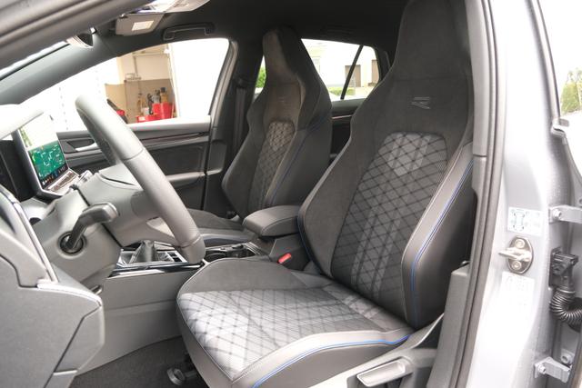 VW Golf 8 R-Line Mondstein Grau 