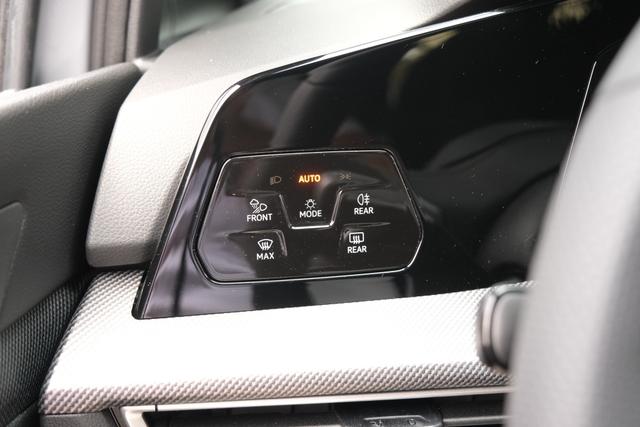 VW Golf 8 R-Line Mondstein Grau 