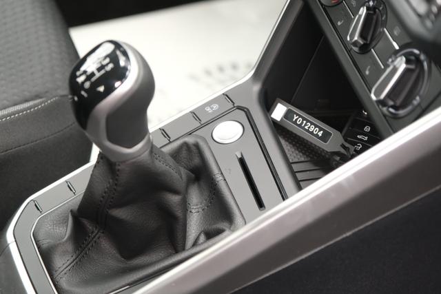 VW Taigo Life Deep Black Perleffekt 