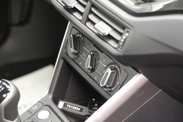 VW Taigo Life Deep Black Perleffekt 