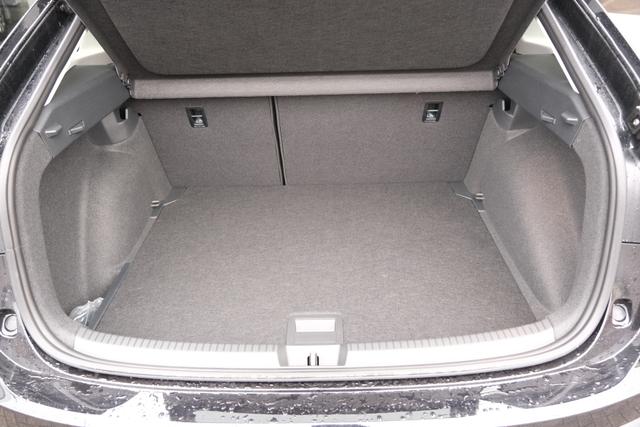 VW Taigo Life Deep Black Perleffekt 