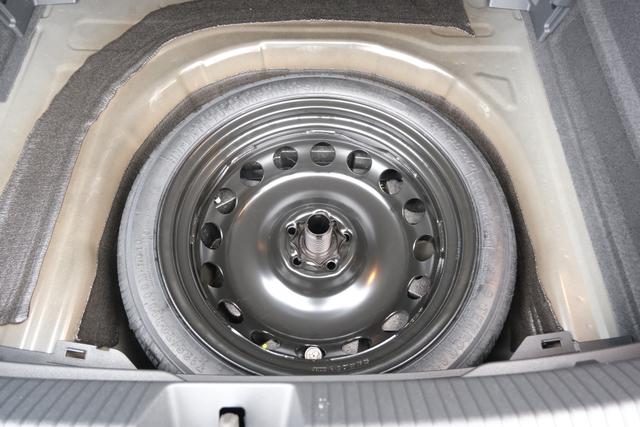 VW Taigo Life Deep Black Perleffekt 