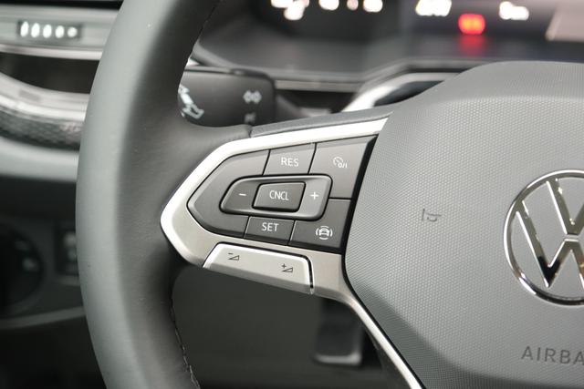 VW Taigo Life Deep Black Perleffekt 