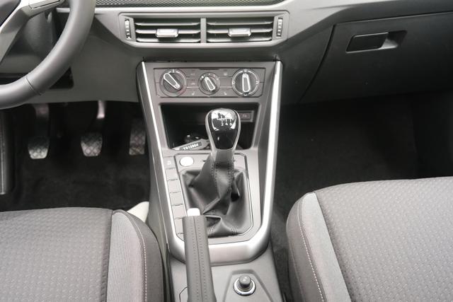 VW Taigo Life Deep Black Perleffekt 