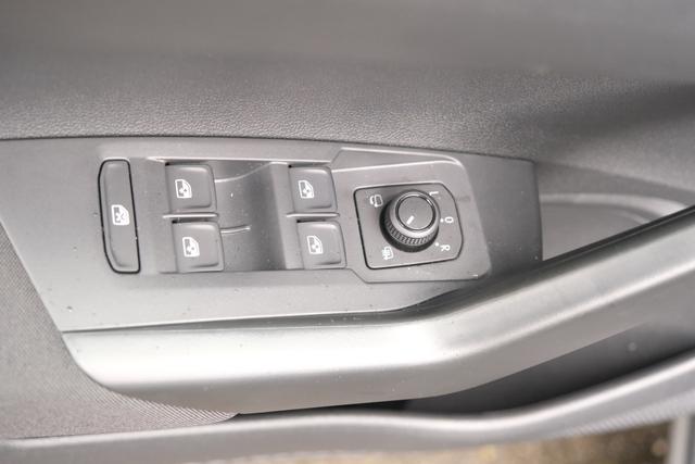 VW Taigo Life Deep Black Perleffekt 