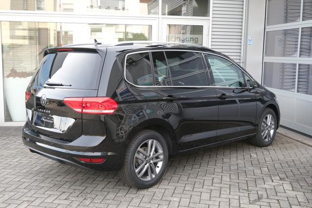 VW Touran 1.5 TSI DSG Grenadilschwarz 
