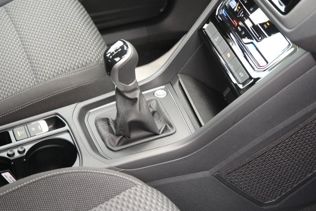 VW Touran 1.5 TSI DSG Grenadilschwarz 