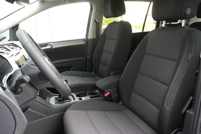 VW Touran 1.5 TSI DSG Grenadilschwarz 