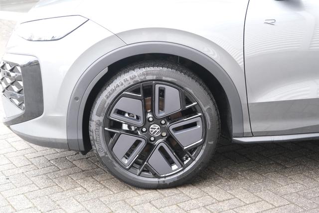 VW T-Roc 1.5 eTSI R-Line Wolf Grey 