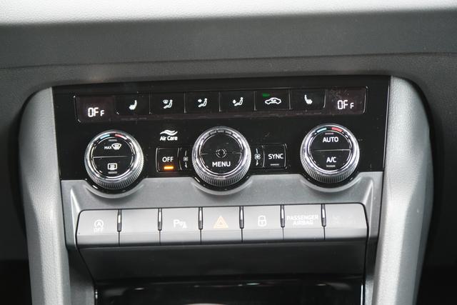 Skoda Karoq 1.5 TSI DSG Sportline AHK Matrix Assistenzpaket Plus Kamera 