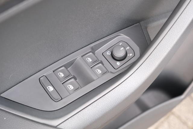 Skoda Karoq 1.5 TSI DSG Sportline AHK Matrix Assistenzpaket Plus Kamera 