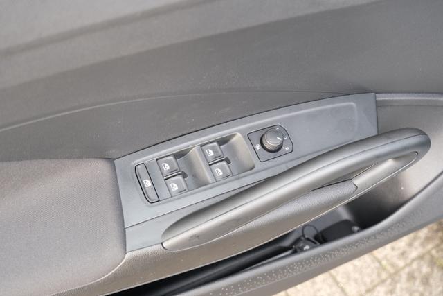 Skoda Fabia Selection 1.0 TSI DSG LED Kamera App-Navi PDC Winterpaket 