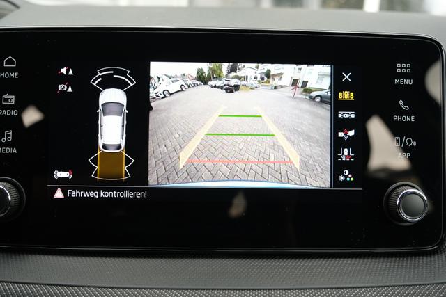 Skoda Fabia Selection 1.0 TSI LED Kamera App-Navi PDC v+h Winterpaket 
