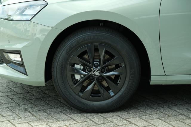 Skoda Fabia Selection 1.0 TSI DSG LED Kamera App-Navi PDC Winterpaket 
