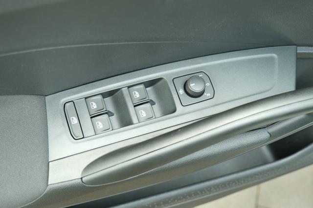 Skoda Fabia Selection 1.0 TSI DSG LED Kamera App-Navi PDC Winterpaket 