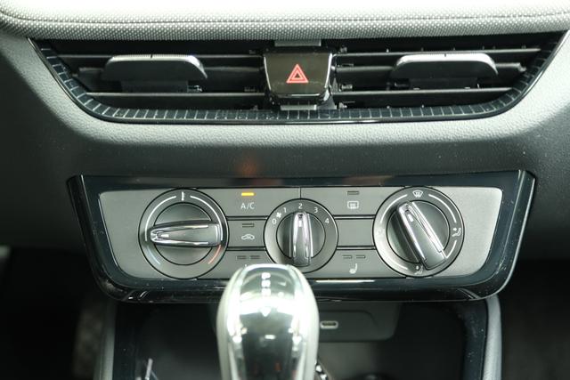 Skoda Fabia Selection 1.0 TSI DSG LED Kamera App-Navi PDC Winterpaket 