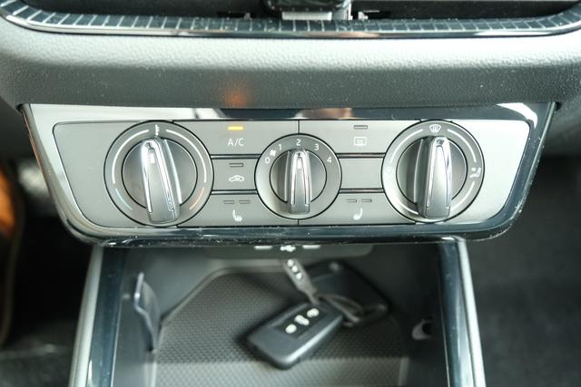 Skoda Fabia Selection 1.0 TSI DSG LED Kamera App-Navi PDC Winterpaket 