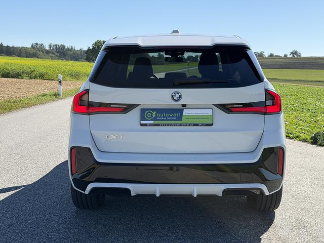 BMW iX1 xDrive30 M Sport 65kWh HeadUp Aktivsitz Totwinkelwarner 