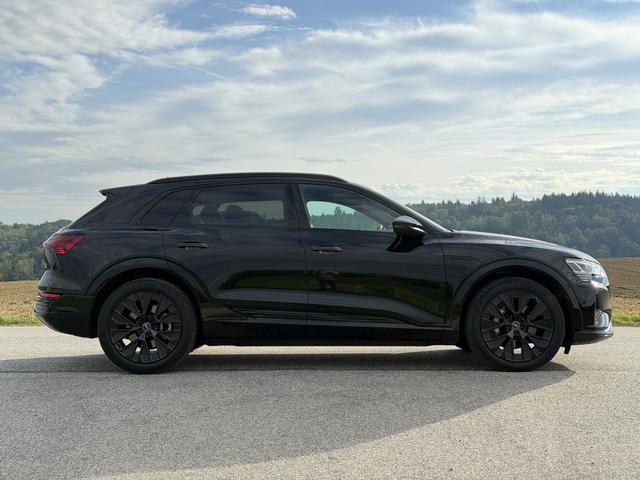 Audi Q8 e-tron 50 quattro advanced Optik schwarz plus S-Line Tour HeadUp 