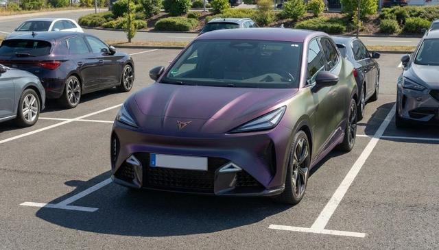 Cupra Raval - Dynamic Plus Plasma Vollelektrisch 155 kW (211 PS) Batterie netto 52 kW, 19 Zoll Leichtmetallfelgen, R&uuml;ckkamera, LED, PDC v+h, Radioanlage, induktive Telefon Ladestation,Winterpaket,, Zweifarbenlackierung