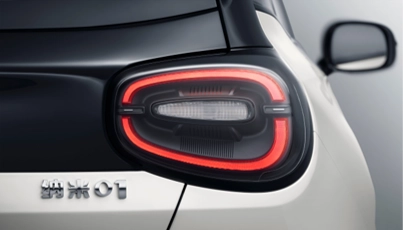 Markantes Ruby Double C Rücklicht