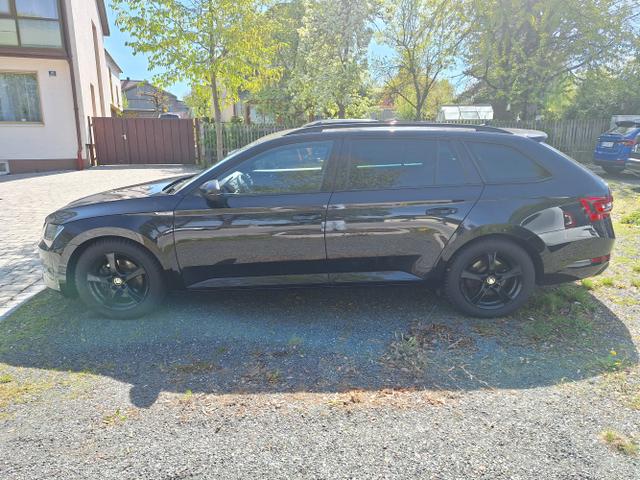 Skoda / Superb Combi / Black-Magic Perleffekt / / / Superb Combi 1.4 TSI ACT DSG SportLine