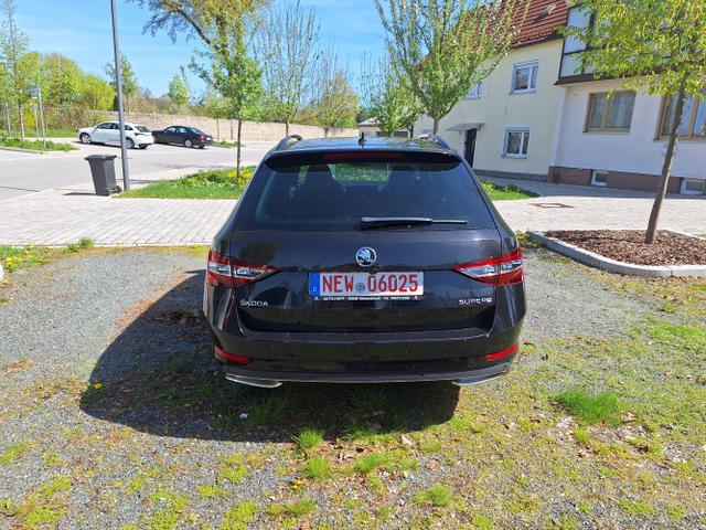 Skoda / Superb Combi / Black-Magic Perleffekt / / / Superb Combi 1.4 TSI ACT DSG SportLine