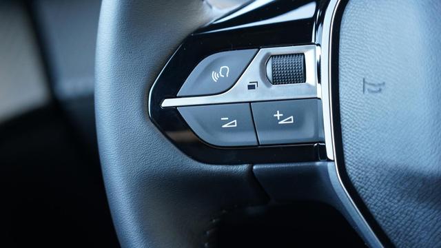 Peugeot 2008 Allure 1.2 Hybrid 145>LED>ACC>360&deg;Kamera 