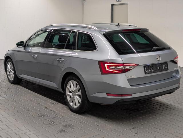 Superb Combi Bi-Xenon/Navi/SHZ/PDC/elHeck/Canton 