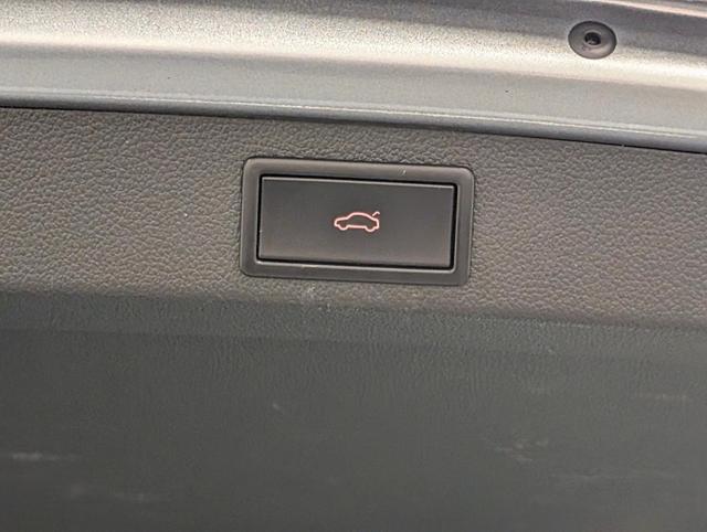 Superb Combi Bi-Xenon/Navi/SHZ/PDC/elHeck/Canton 