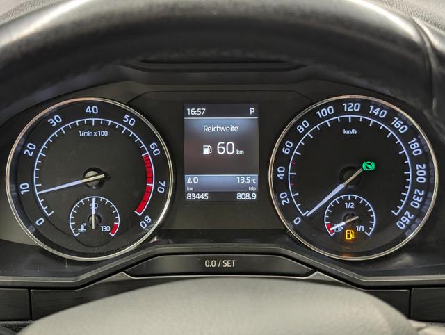 Superb Combi Bi-Xenon/Navi/SHZ/PDC/elHeck/Canton 