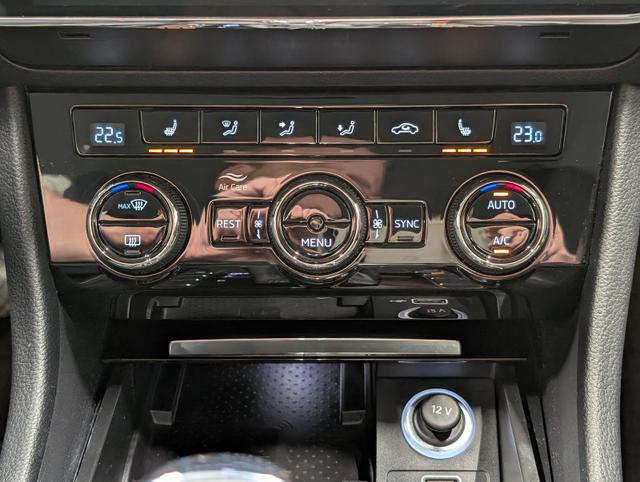 Superb Combi Bi-Xenon/Navi/SHZ/PDC/elHeck/Canton 