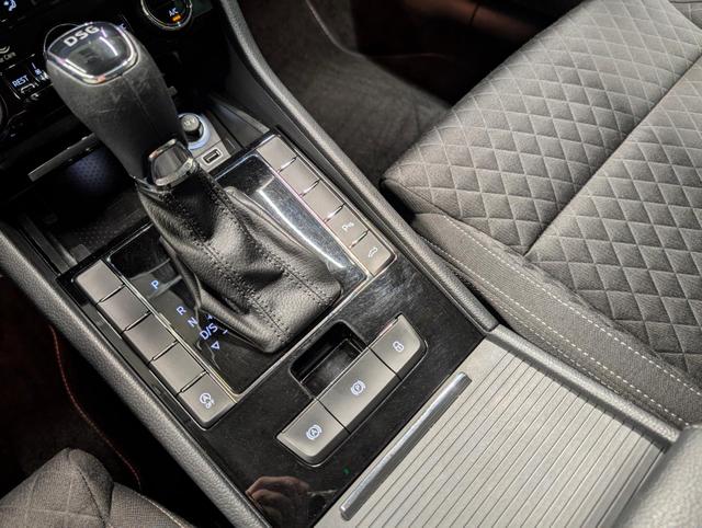 Superb Combi Bi-Xenon/Navi/SHZ/PDC/elHeck/Canton 