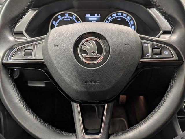 Superb Combi Bi-Xenon/Navi/SHZ/PDC/elHeck/Canton 