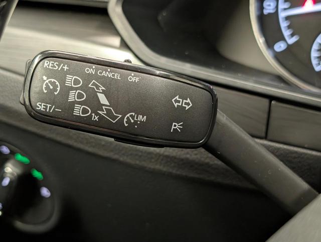 Superb Combi Bi-Xenon/Navi/SHZ/PDC/elHeck/Canton 