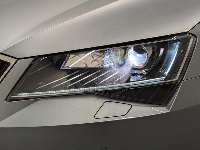 Superb Combi Bi-Xenon/Navi/SHZ/PDC/elHeck/Canton 