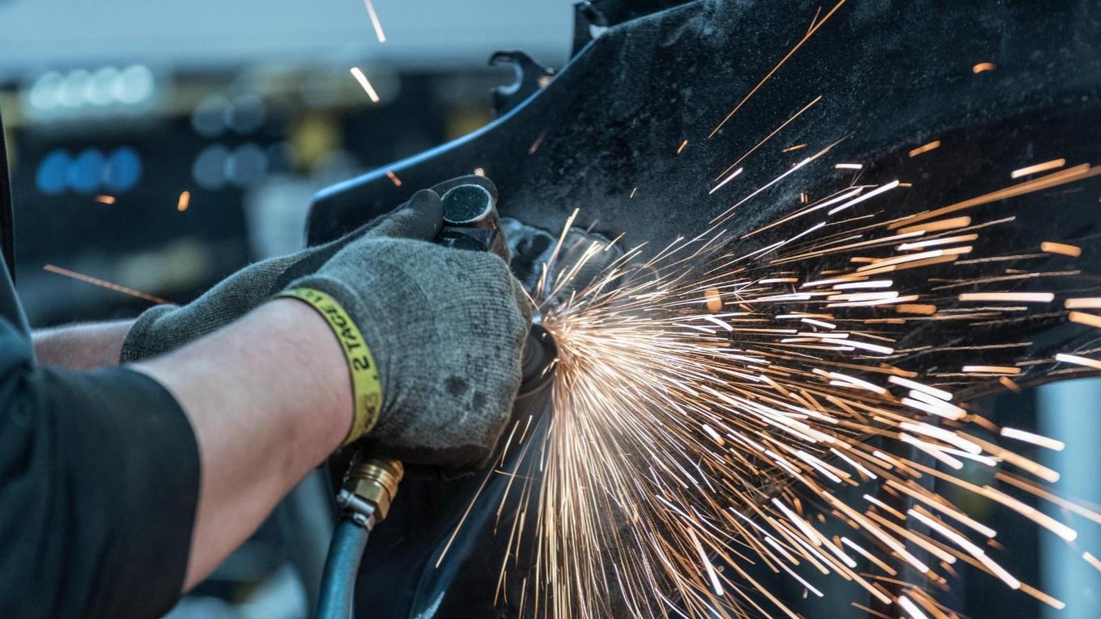 mechaniker bei reparatur